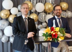Mathias Lindquist, kommunalråd står tillsammans med kommunchef Jan-Olof Appel framför en vägg av ballonger.