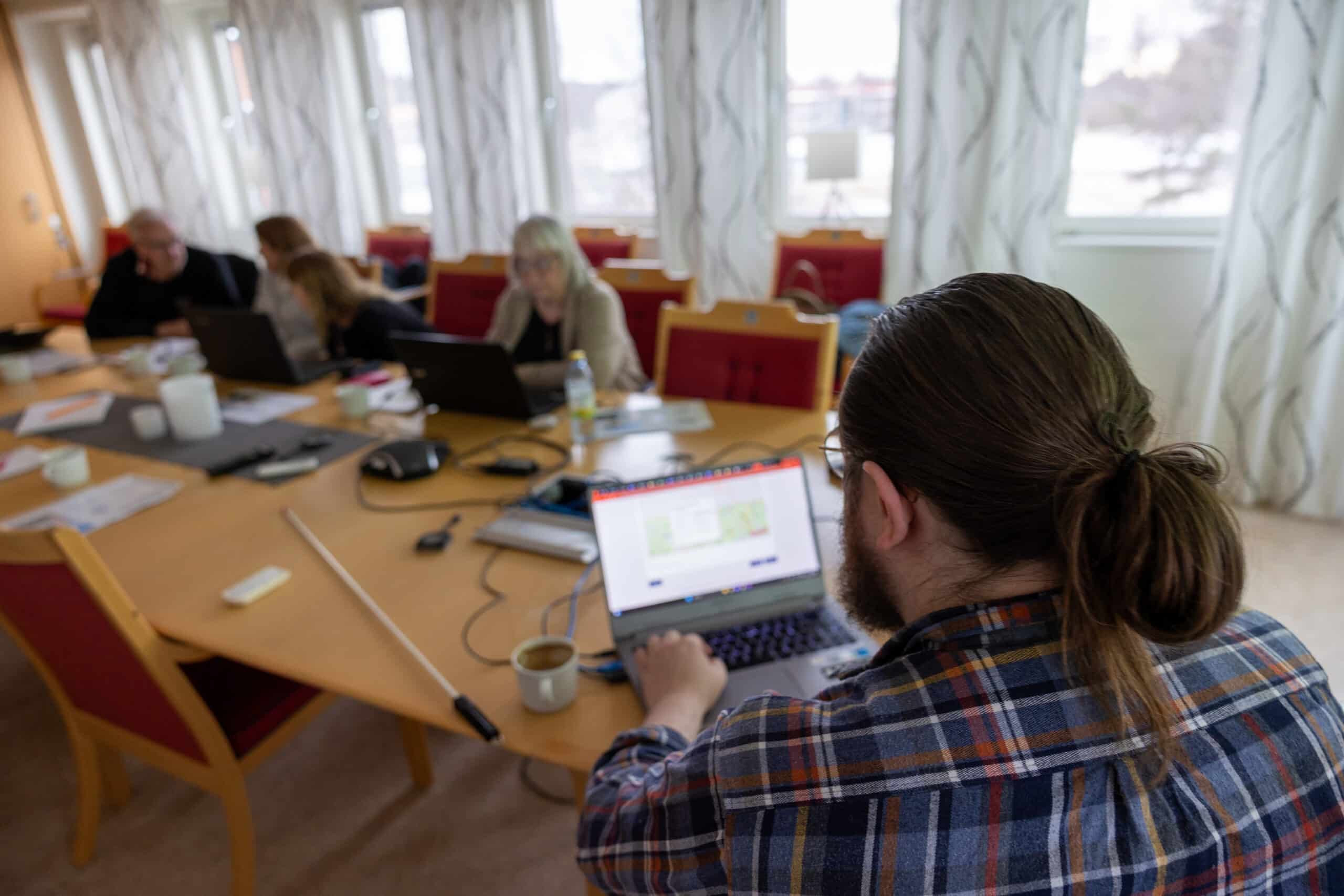 Samuel Nilsson framför föreningsrepresentanter i konferensrum.